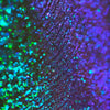 Nahaufnahme der Textur des Opal Moonstone Loose Multichrome Eyeshadow Clever Clogs; ein türkis-lila schimmerndes Pigment.