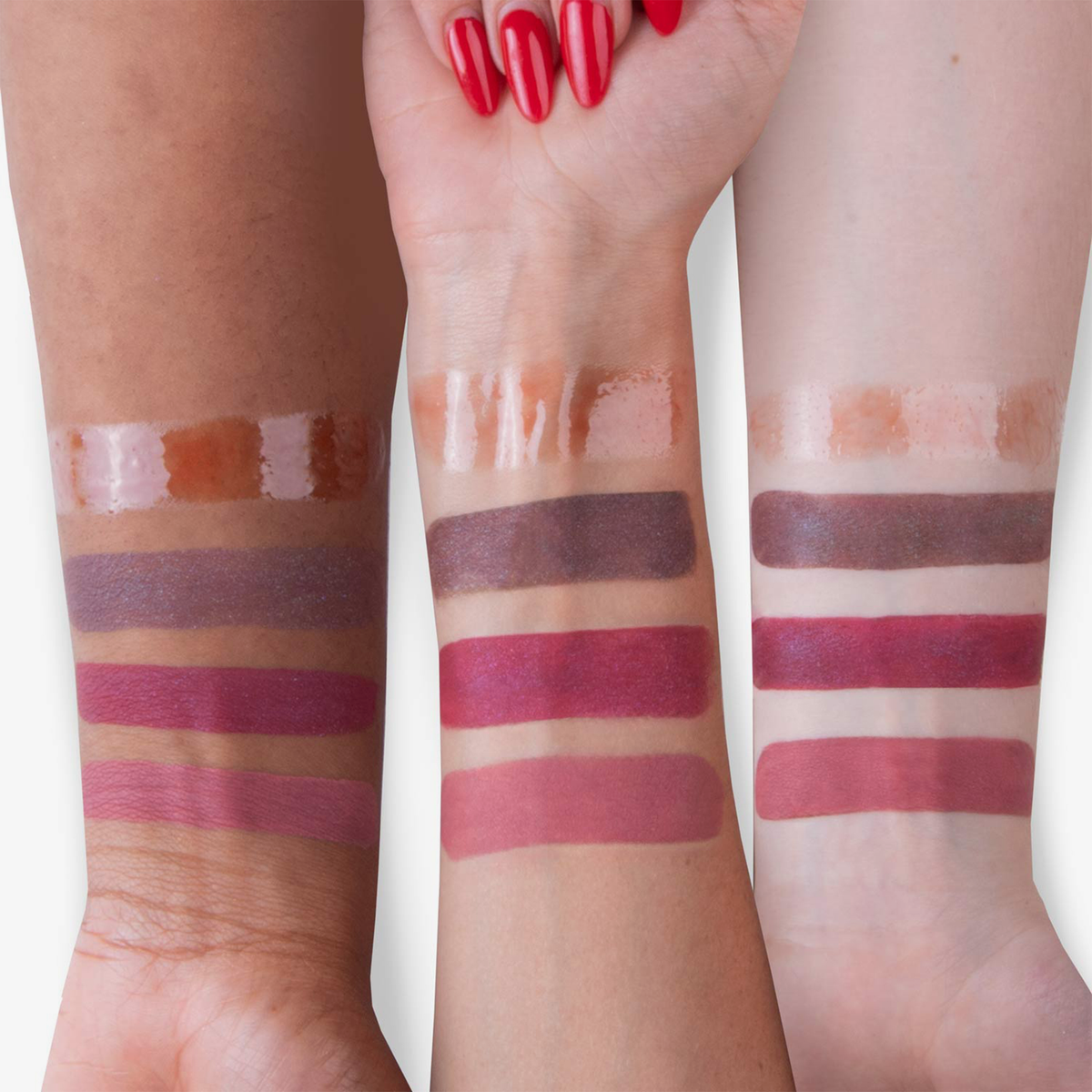Drei Arme zeigen an ihren Handgelenken glänzende und matte Farbmuster des „Over The Garden Wall – Rock Fact Velvet Liquid Lipstick“ von Lethal Cosmetics.