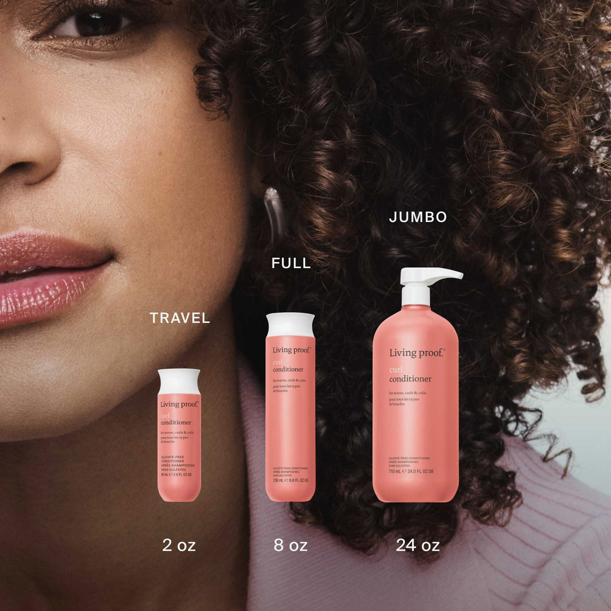 Frau mit definierten Locken neben drei Größen des Living Proof Curl Conditioners: Travel (2 oz), Full (8 oz) und Jumbo (24 oz).