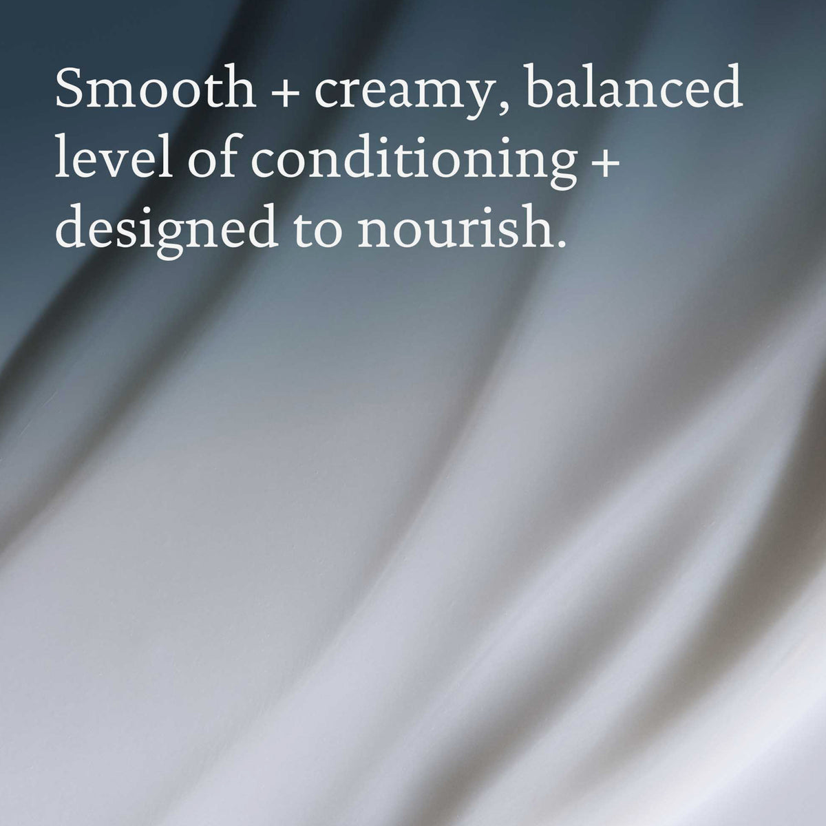 Text auf weichem, cremigem Hintergrund: Living Proof Full Conditioner – geschmeidige, cremige Formel, ausgewogene Pflege, zum Nähren entwickelt.