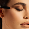 Eine Person, die einen Make-up-Stift in einem neutralen Farbton aus dem SPACE GAZE CHRISTMAS KIT auf ihr Augenlid aufträgt.