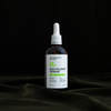 Eine braune Tropfflasche mit der Aufschrift "Bio-Pilixin® Serum+" von Scandinavian Biolabs steht auf einem dunklen, drapierten Stoffhintergrund.