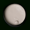 Geöffneter Behälter von Scandinavian Biolabs Firm Hybrid Clay, glatte, cremefarbene Masse mit einem Strudel auf der Oberseite, von oben betrachtet.