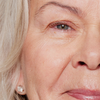Nahaufnahme des Auges und der Augenbraue einer älteren Frau, die mit Brow Booster von XLASH behandelt wurden.