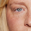 Nahaufnahme eines Auges und einer Augenbraue, die mit Brow Booster behandelt wurden.