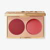 Das Blush Kompaktset „Two Reasons“ mit zwei Farbtönen: links ein tiefes Rot mit pudrigem Finish, rechts ein rosiger Ton mit cremiger Textur.