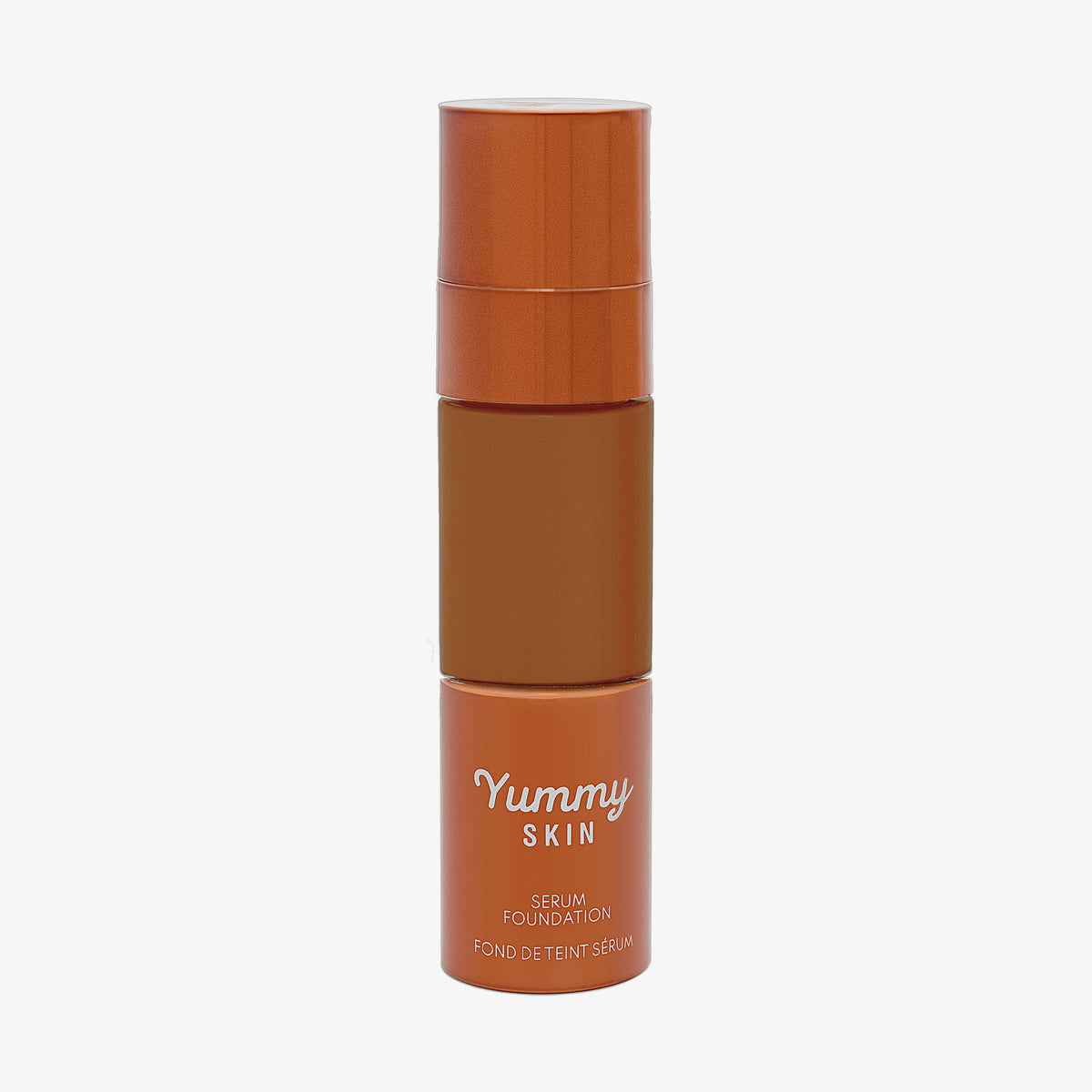 Eine halbtransparente und bronzene Flasche Yummy Skin Serum Foundation 19G mit braunem Inhalt.