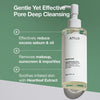 Eine Flasche Heartleaf Pore Control Cleansing Oil mit einem Text auf grünem Hintergrund, der seine Vorteile auflistet.