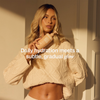 Eine Frau, die eine Pumpflasche mit der Bali Body Everyday Gradual Tan-Lotion in der Hand hält.