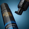 Zwei Flaschen Bondi Sands Self Tanning Foam 1 Hour Ultra Express, eine mit sichtbarem Pumpspender, sind auf blauem Hintergrund abgebildet.