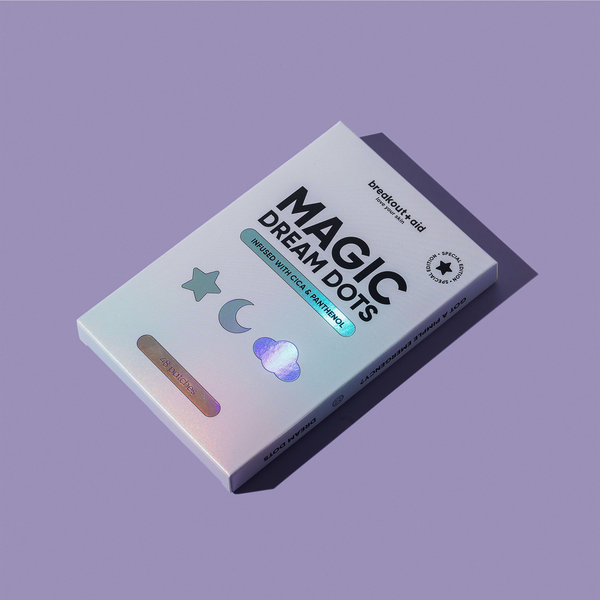 Eine Packung Magic Dream Dots-Akne-Pflaster mit Stern-, Mond- und Wolkensymbolen auf lavendelfarbenem Hintergrund.