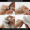 Vier Bilder zeigen, wie der wasserfeste Eyeliner Linework Onyx aufgetragen, abgespült und verrieben wird und auf einer Hand immer noch makellos aussieht.