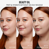 Seite an Seite einer Frau: vorher, mit Danessa Myricks Beauty Oil Original und mit Foundation - die Haut sieht glatter und hydratisiert aus.