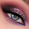 Nahaufnahme eines Auges mit dramatischem Eyeliner und rosa-opal schimmerndem Opal Multichrome Loose Eyeshadow in Nightgown.