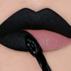 Eine Nahaufnahme von Lippen, die mit dem matten Shadow Potion Paint Black Base Eclipse mithilfe eines Applikators bemalt wurden.