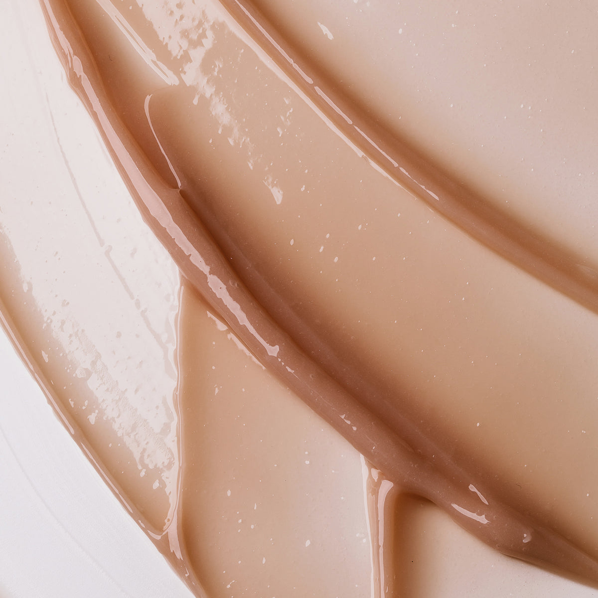Nahaufnahme der Beige- und Brauntöne des Viper Delicious Lip Kit, die auf eine glatte Oberfläche verschmiert sind.