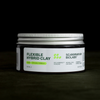 Dose des Scandinavian Biolabs Flexible Hybrid Clay Stylingprodukts vor dunklem Hintergrund.