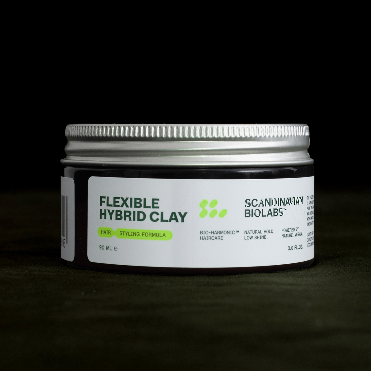 Dose des Scandinavian Biolabs Flexible Hybrid Clay Stylingprodukts vor dunklem Hintergrund.