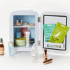 Der Beauty Fridge ist innen und außen mit Hautpflegeprodukten wie Cremes, Seren und Gesichtsmasken gefüllt.