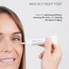 Eine Frau trägt das De-Bloat Soothing Eye Serum in der Nähe ihres Auges auf, wobei ein Text dessen Anti-Aging-Vorteile hervorhebt.
