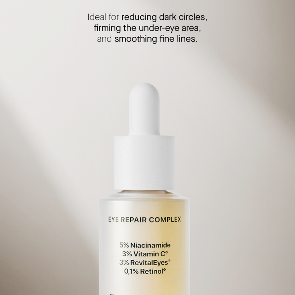 Eye Repair Complex-Flasche beschriftet mit Prozentangaben für Niacinamid, Vitamin C, RevitalEyes und Retinol wird unterhalb der Produkteigenschaften präsentiert.