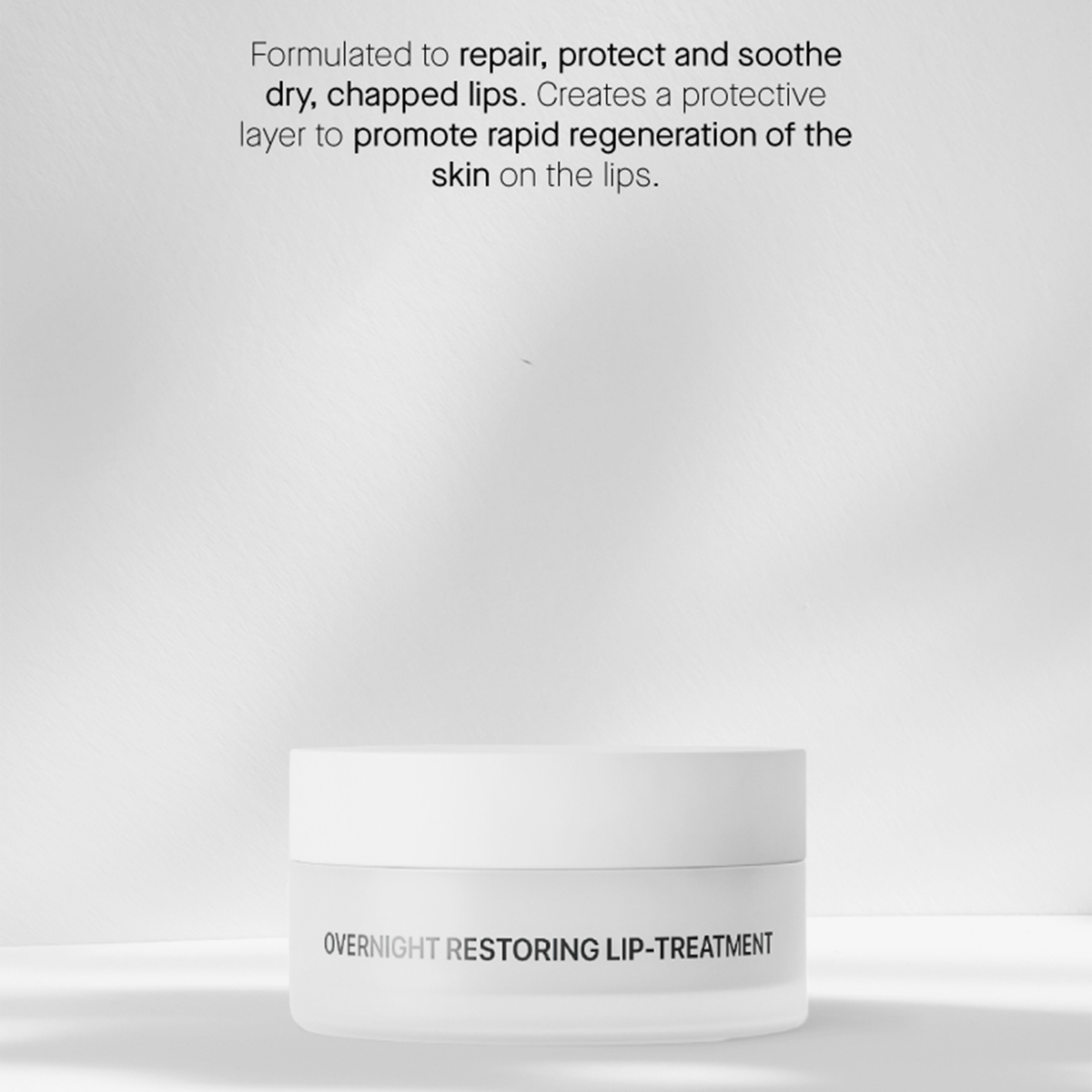 Weißer Tiegel Overnight Restoring Lip-Treatment im unteren Bildrand; darüber Produktvorteile.