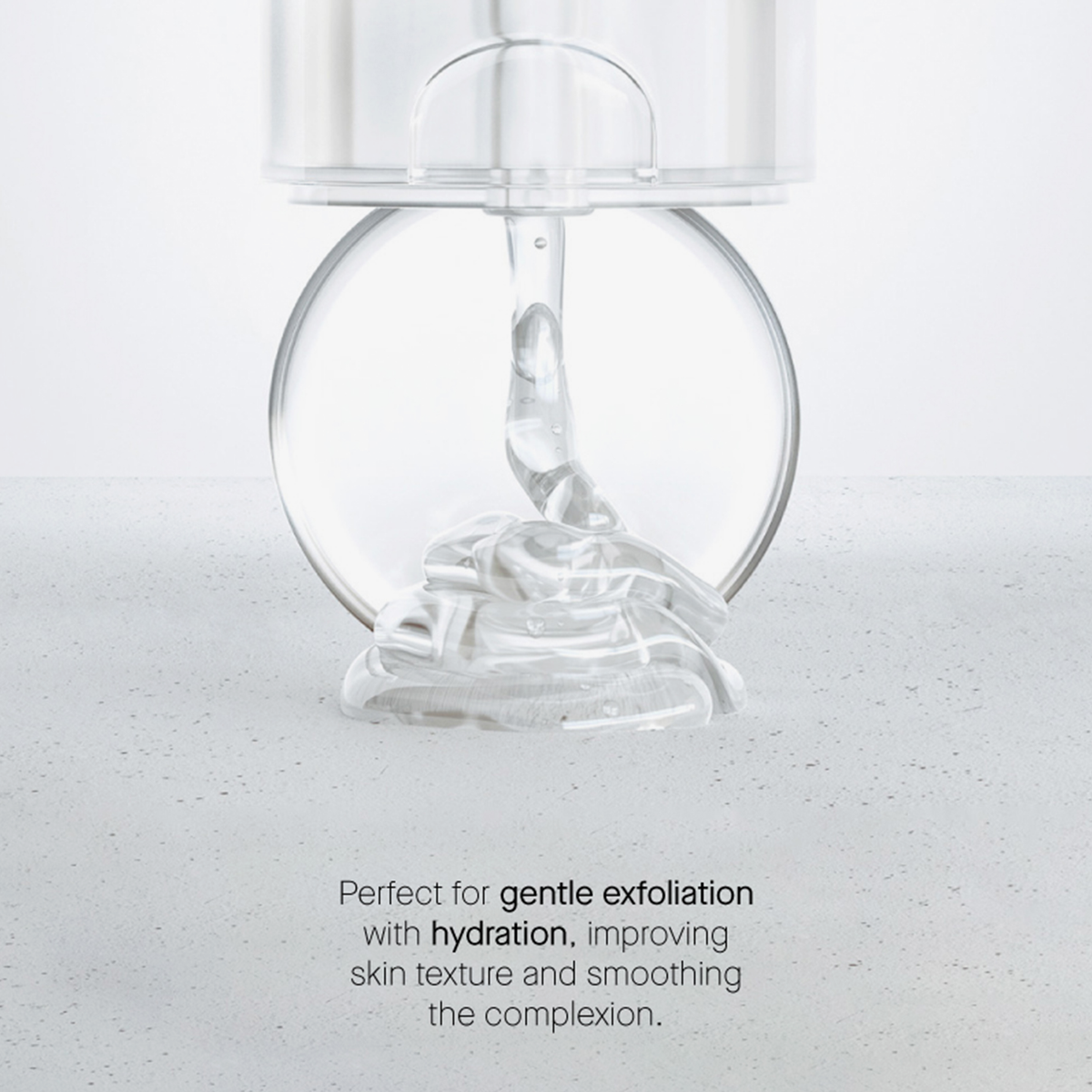 Der PHA Soft Peeling Cleanser gibt Gel aus einer durchsichtigen Flasche auf eine flache Oberfläche ab und unterstreicht so seine Peeling- und Feuchtigkeitsvorteile.