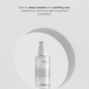 Eine Flasche Pure Glycerin Face Serum steht in einem runden Kreis. Darüber steht ein Text, der die feuchtigkeitsspendende und beruhigende Pflegewirkung hervorhebt.