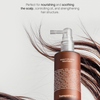Eine Flasche Scalp Calming Treatment mit Sprühdüse, zwischen braunen Haarsträhnen platziert hebt die Produkteingenschaften hervor.