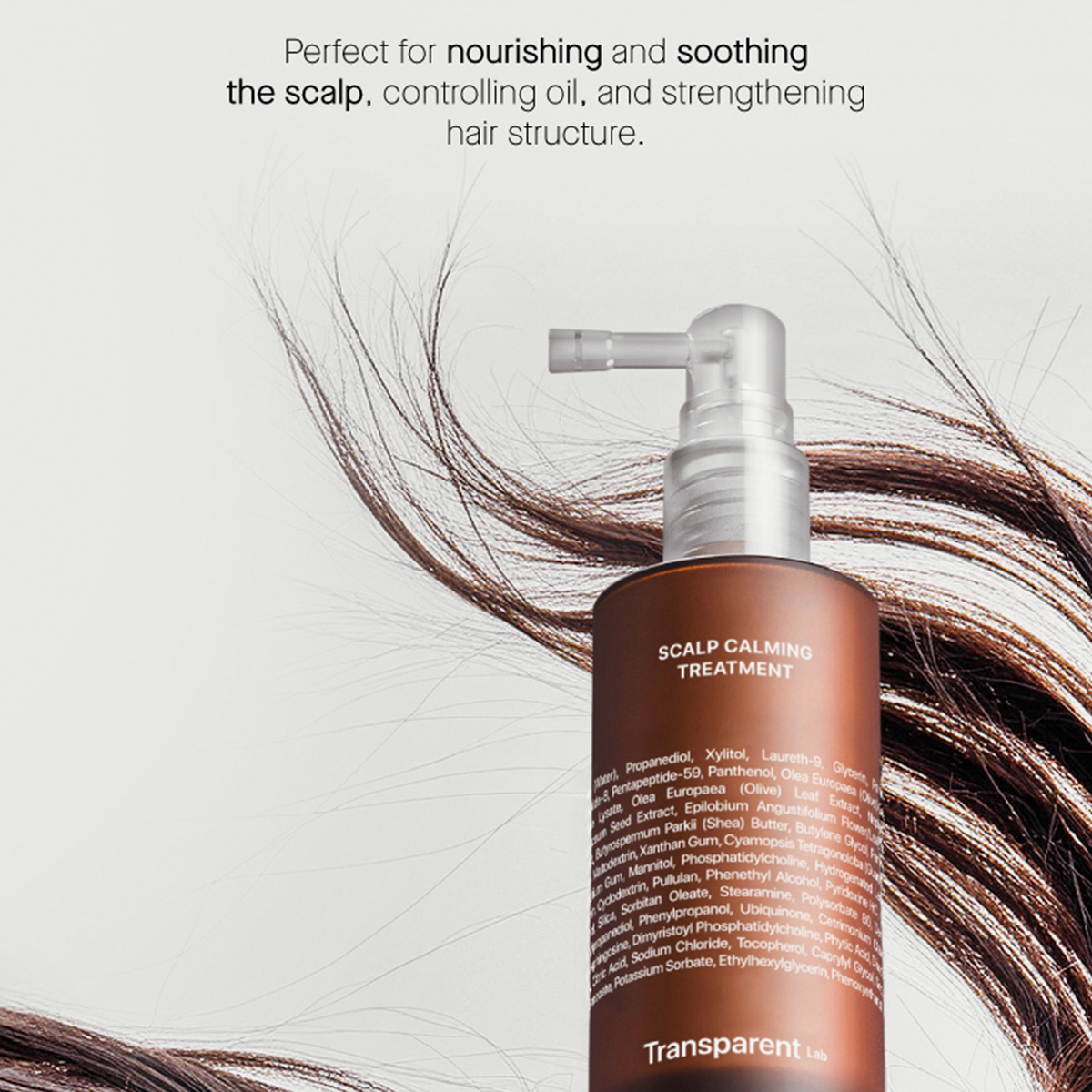 Eine Flasche Scalp Calming Treatment mit Sprühdüse, zwischen braunen Haarsträhnen platziert hebt die Produkteingenschaften hervor.