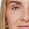 Nahaufnahme eines Auges mit gepflegten, klar definierten Augenbrauen, die mit dem Brow Booster von XLASH in Form gebracht wurden.