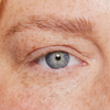 Nahaufnahme eines menschlichen Auges und einer Augenbraue, die mit dem XLASH Brow Booster behandelt wurden.