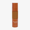 Eine halbtransparente und bronzene Flasche Yummy Skin Serum Foundation 18G mit warm-braunem Inhalt.