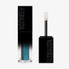 Der Galactic Shadow Flüssigliedschatten von Mesauda Beauty in einer rechteckigen Tube mit dem Deckel und Applikator daneben.
