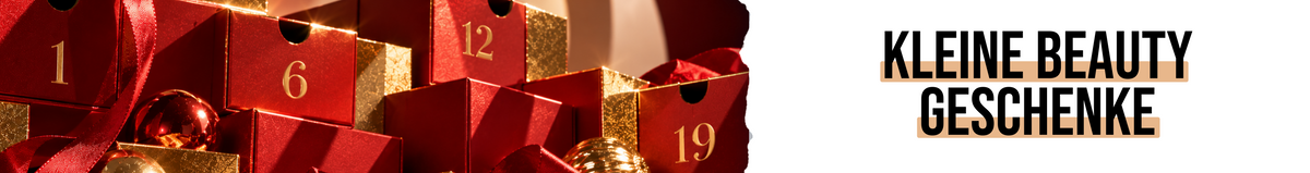 Rote, nummerierte Adventskalender-Geschenkboxen neben dem Text Kleine Beauty-Geschenke.