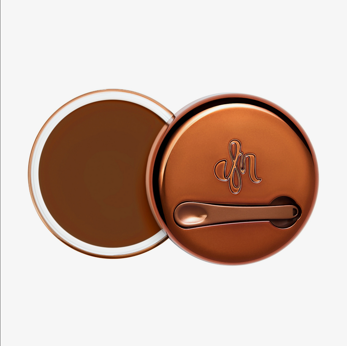 Runder geöffneter Behälter Yummy Skin Blurring Balm Shade 9.5 mit bronzefarbenem Deckel und kleinem Applikator.