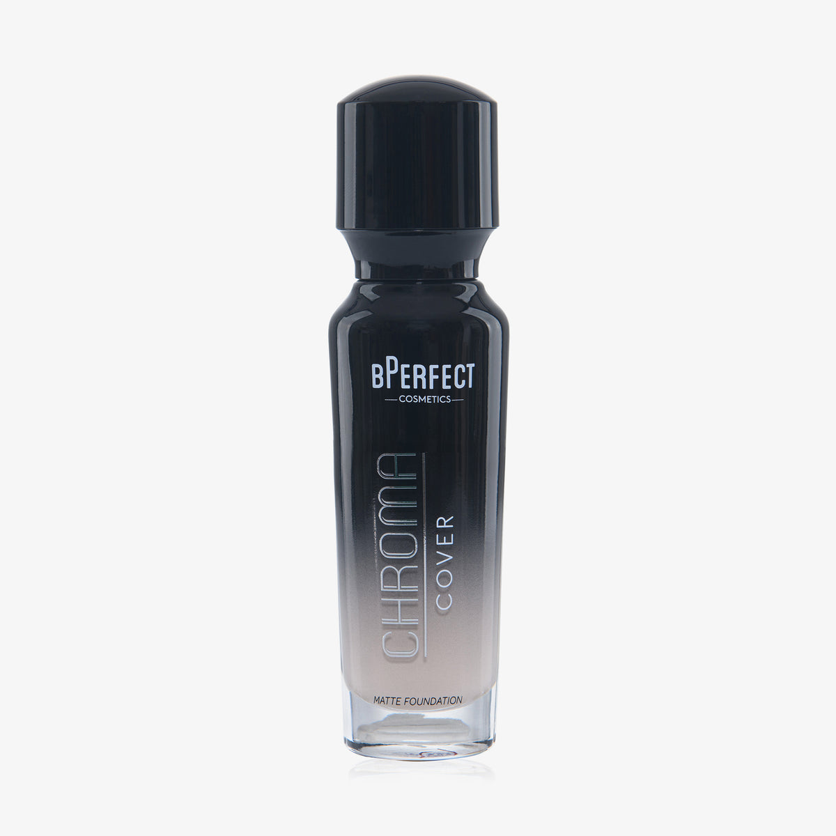 Eine halb transparente halb schwarze Flasche Chroma Cover Foundation Matte in der Farbe C1 vor weißem Hintergrund. 
