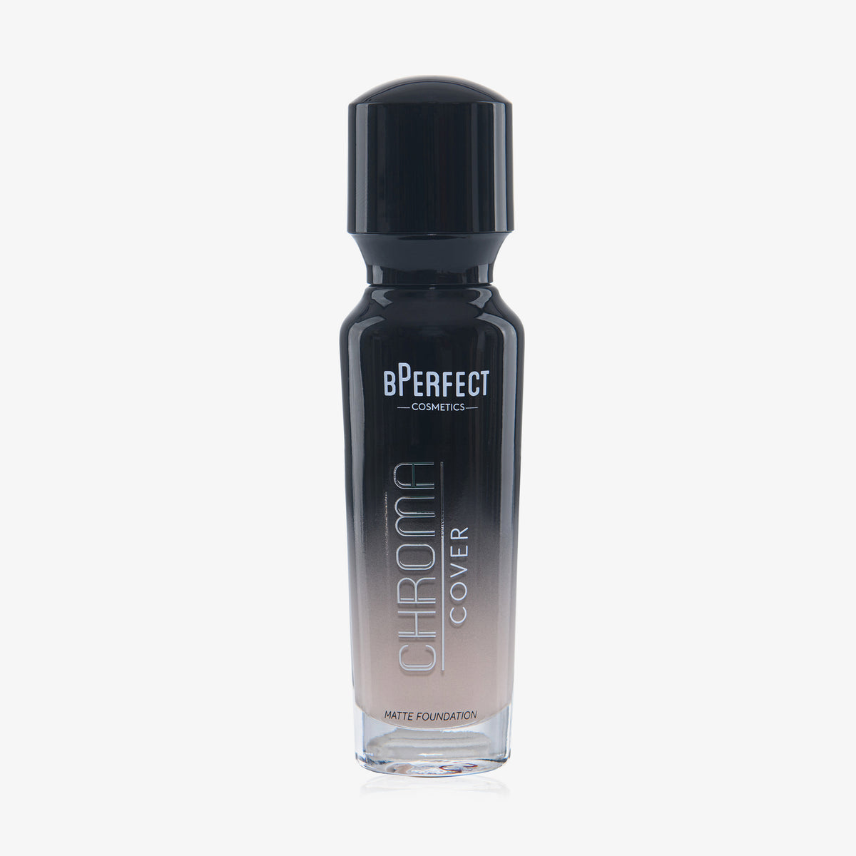 Eine halb transparente halb schwarze Flasche Chroma Cover Foundation Matte in der Farbe C2 vor weißem Hintergrund.