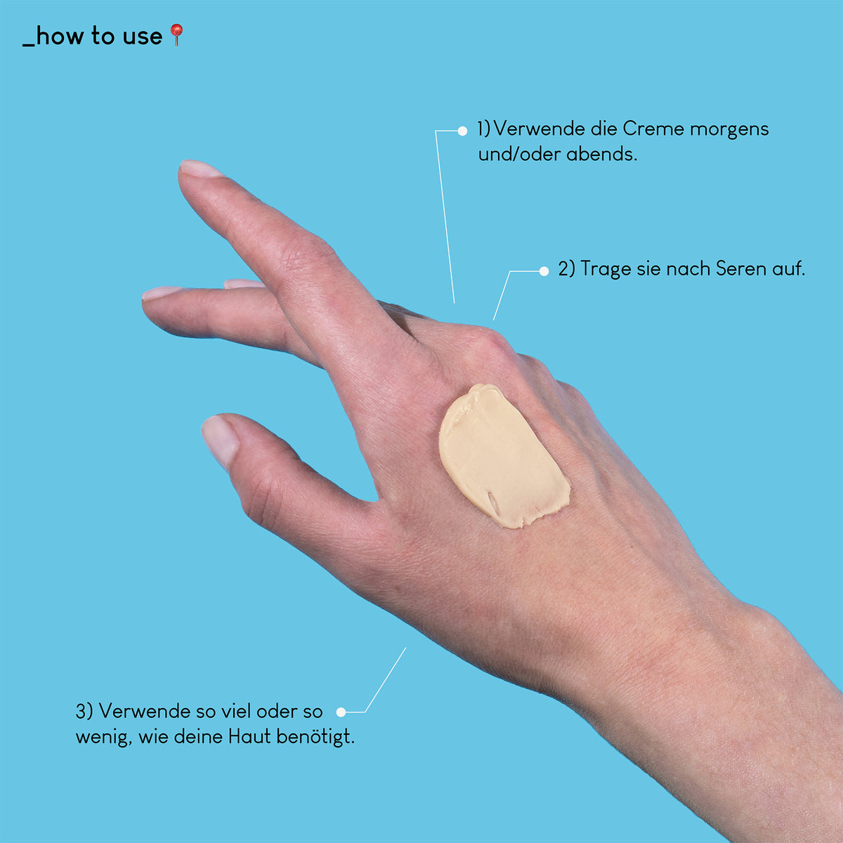 Auf blauem Hintergrund ist eine Hand mit auf den Handrücken aufgetragener Happier Barrier-Creme abgebildet; daneben Gebrauchsanweisung.