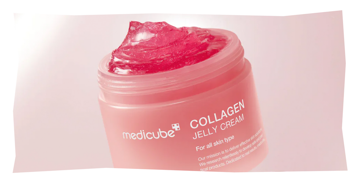 Geöffnetes rosafarbenes Glas mit der Aufschrift medicube Collagen Jelly Cream, gefüllt mit rosafarbener Gel-Creme auf einem zartrosa Hintergrund.