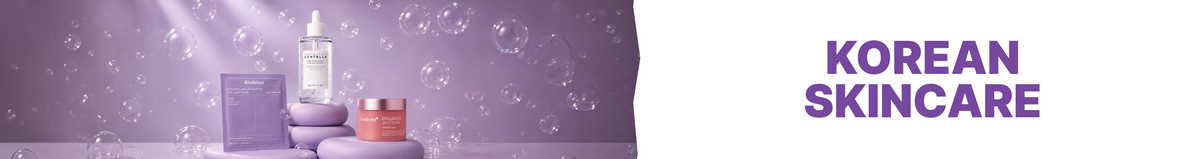 Drei koreanische Hautpflegeprodukte auf violetten Steinen mit Blasen, daneben ein fettgedruckter Schriftzug mit der Aufschrift „Korean Skincare“ auf weißem Hintergrund.