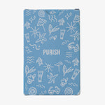 Blaue Verpackung des PURISH-Kartenspiels mit weißen Sommer-Illustrationen wie Sonnen, Muscheln und Sonnencreme, aufrecht vor weißem Hintergrund.