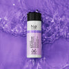 Eine Flasche Calm Tøday Liquid Balancer liegt auf einer violetten Flüssigkeitsoberfläche mit Wellen.