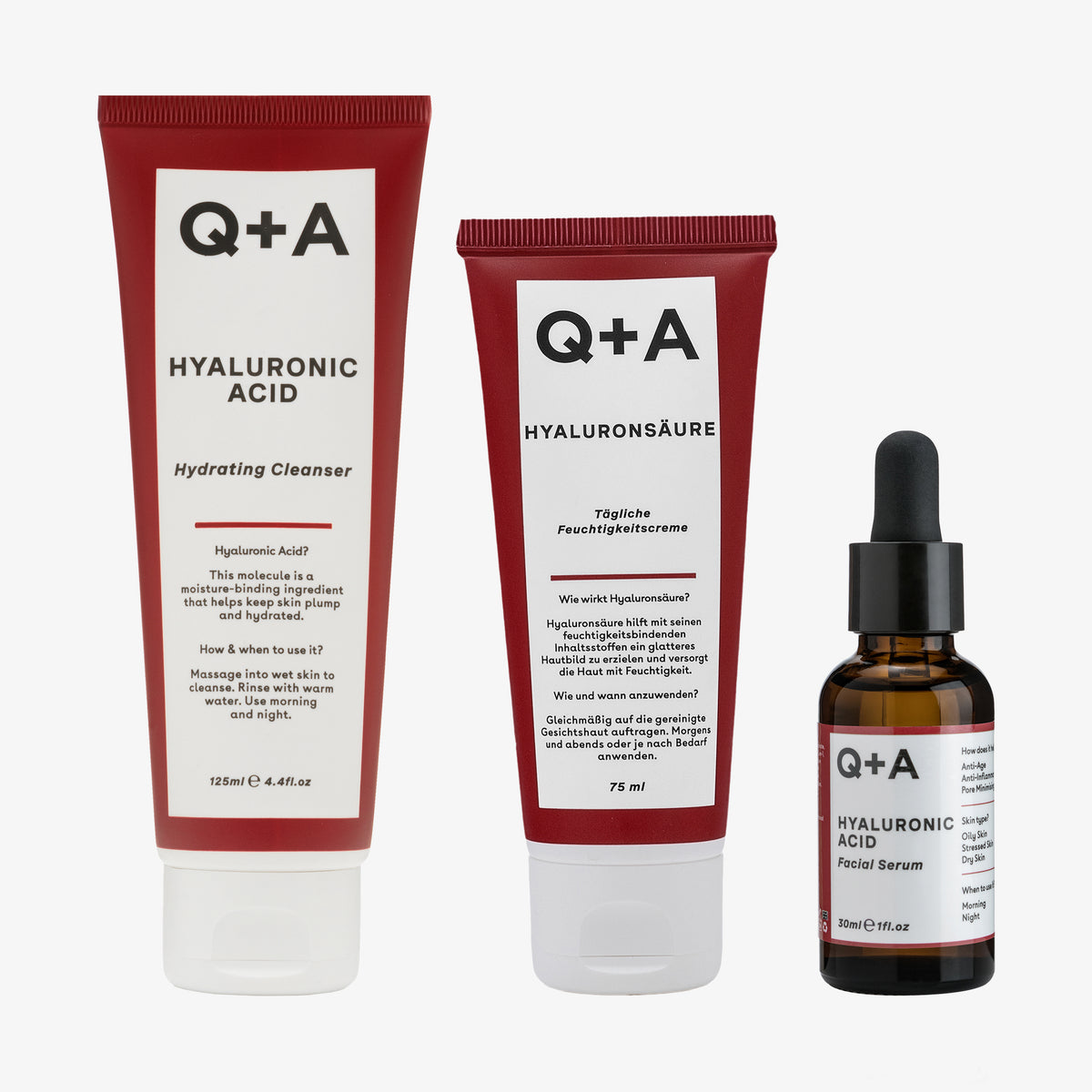 Das Hyaluronic Trio umfasst ein Reinigungsmittel, eine Feuchtigkeitscreme und ein Gesichtsserum von Q+A in einer rot-weißen Verpackung.