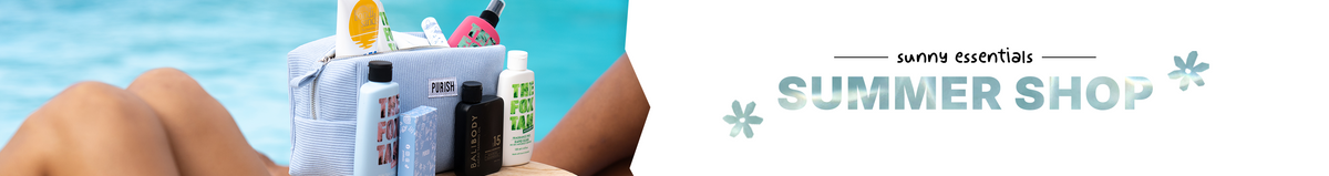 Eine Tasche mit Sommerartikeln an einem Pool, einschließlich Sonnencreme, mit dem Text Summer Shop auf der rechten Seite.