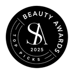 Schwarze runde Plakette mit Beauty Awards 2025 Top Picks und stilisiertem SA in der Mitte.