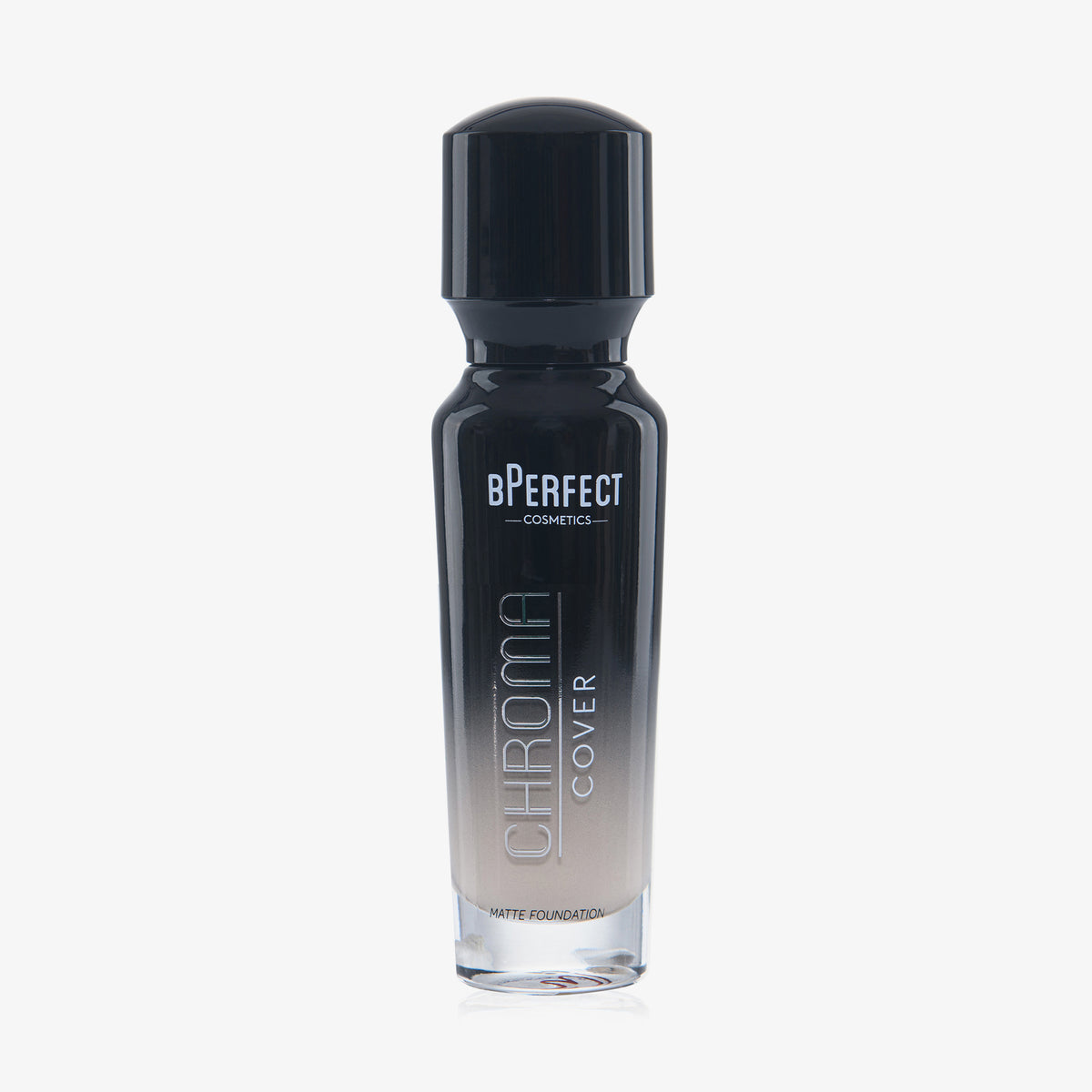 Eine halb transparente halb schwarze Flasche Chroma Cover Foundation Matte in der Farbe W1 vor weißem Hintergrund.