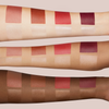 Swatches der NABLA „Two Reasons“ Blushes auf drei verschiedenen Hauttönen, jeweils mit zwei nebeneinander aufgetragenen Finishes pro Farbe – oben pudrig, unten cremig – in den Farbtönen Soft Nude, Flushed Terracotta, Touch My Soul und Berry Nude.