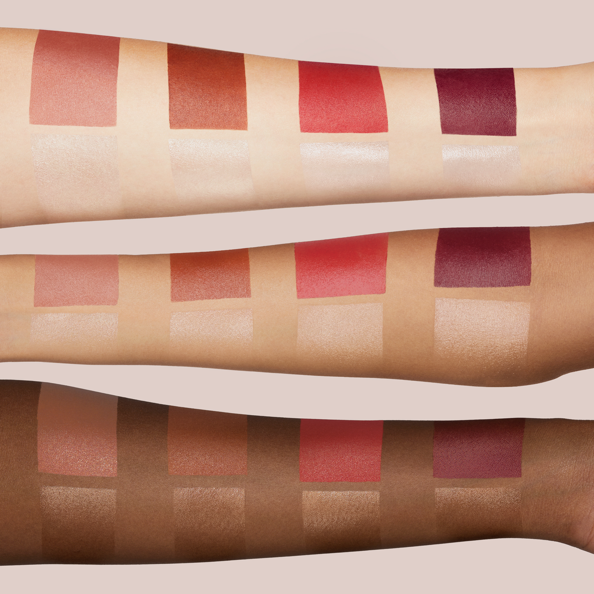 Swatches der NABLA „Two Reasons“ Blushes auf drei verschiedenen Hauttönen, jeweils mit zwei nebeneinander aufgetragenen Finishes pro Farbe – oben pudrig, unten cremig – in den Farbtönen Soft Nude, Flushed Terracotta, Touch My Soul und Berry Nude.