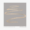 Ein goldglitzernder Zickzack auf Grau mit dem Text „Cupid’s Arrow Longwear Stylo Arrow Shine“ und „Crystalline“.